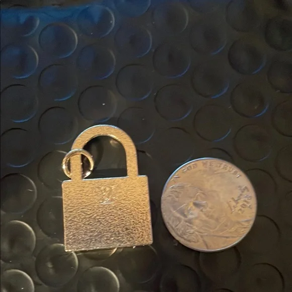 Louis Vuitton Red Crystal Padlock pendant - Picture 3 of 3